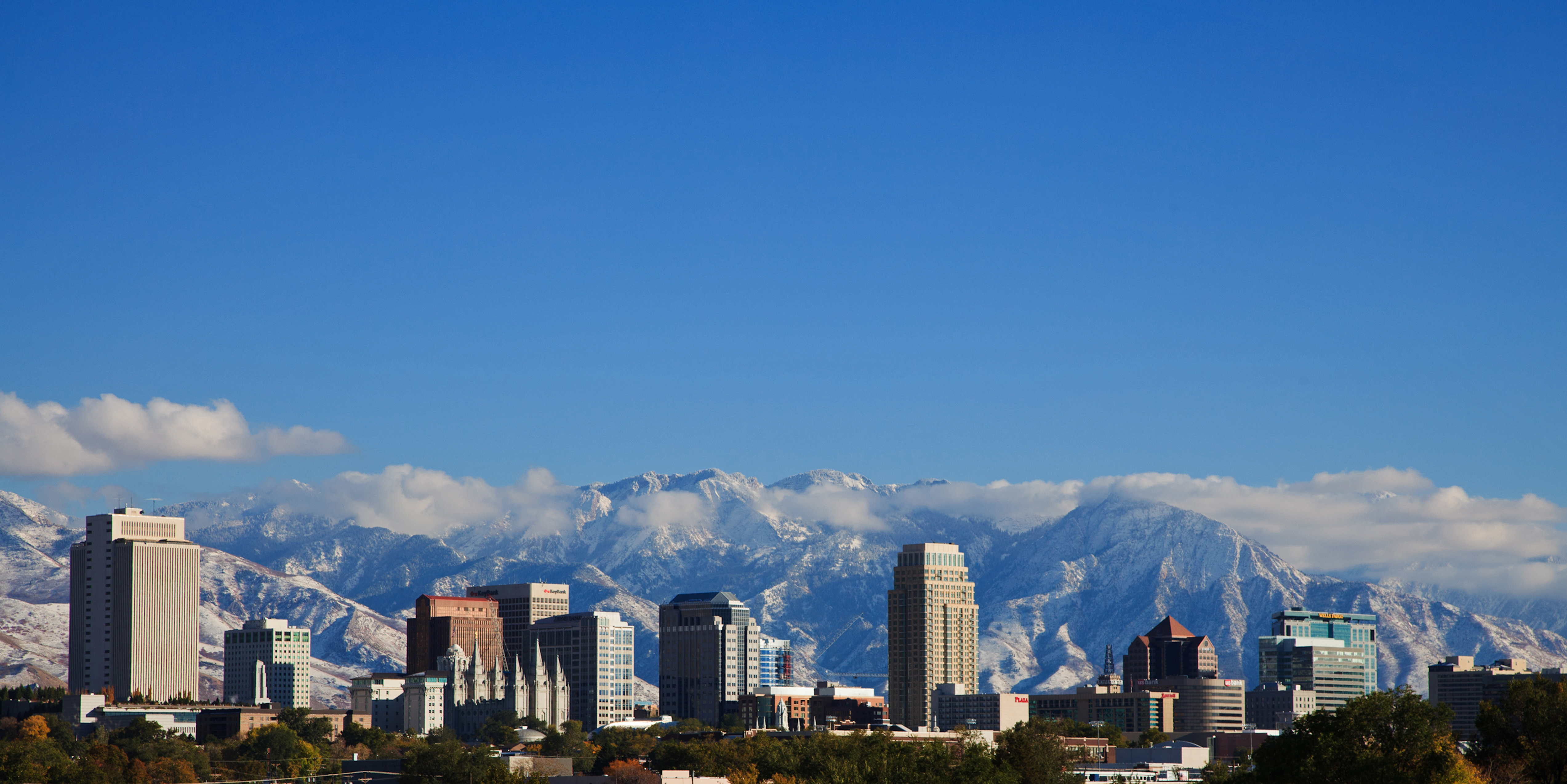 Die Skyline von Salt Lake City mit schneebedeckten Skibergen im Hintergrund